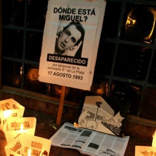Rosa Bru se encadenó en tribunales para exigir el cambio de fiscal: “¿Por qué no se investiga?”