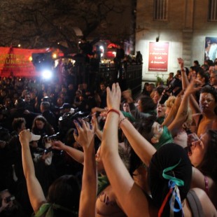 “No es un delito manifestarse, es un delito arrestar ilegalmente a una persona y utilizar como comisaría de facto el Obispado de Mar del Plata”