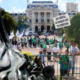 «No hay plata para aumentar el salario pero sí para contratar empresas que limpien las escuelas»