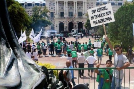 «No hay plata para aumentar el salario pero sí para contratar empresas que limpien las escuelas»