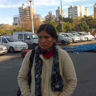 Cooperativistas acampan frente a la Municipalidad reclamando la firma de contratos