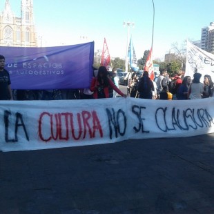 Los centros culturales marcharon hasta la Municipalidad