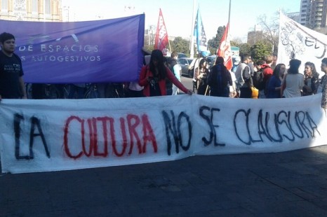 Los centros culturales marcharon hasta la Municipalidad