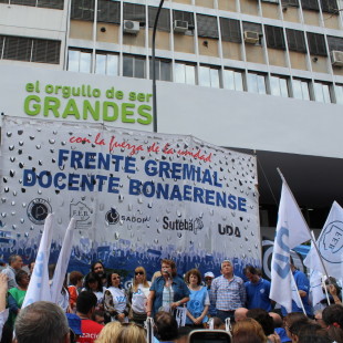 Masivo abrazo al Instituto de Previsión Social con reclamos al gobierno