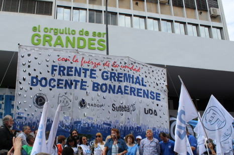 Masivo abrazo al Instituto de Previsión Social con reclamos al gobierno