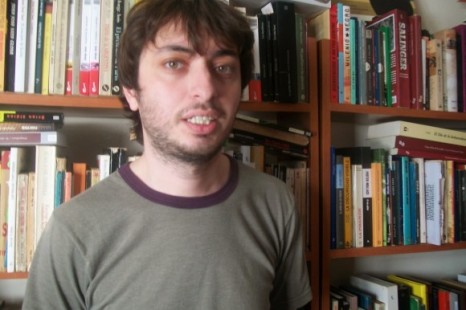 «En Yendo de la cama al living podemos notar el momento de transición en el que está Charly»