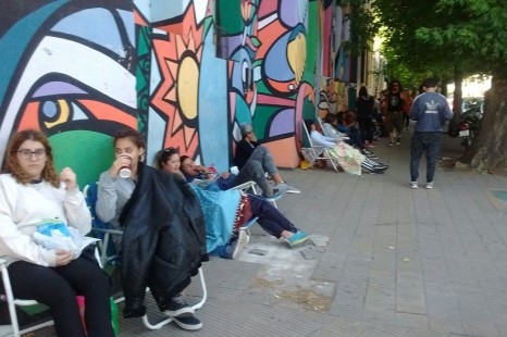 Largas filas en las puertas de La Legión