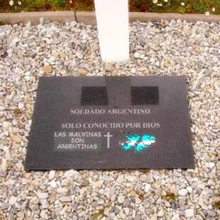 Identificarán a los combatientes caídos en Malvinas sepultados como NN