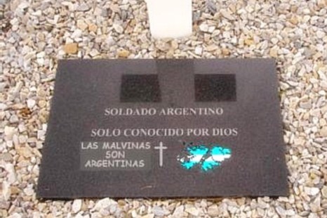 Identificarán a los 123 soldados argentinos enterrados como NN en las Islas Malvinas