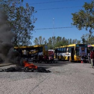 Los despidos, suspensiones y faltas de pago desembocaron en un nuevo paro de colectivos