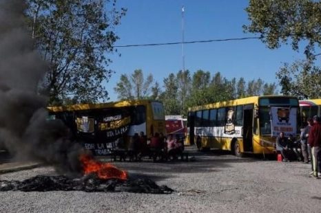 Los despidos, suspensiones y faltas de pago desembocaron en un nuevo paro de colectivos