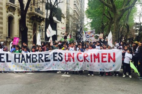 «El hambre es un crimen»: Marcha por los derechos de niños y niñas