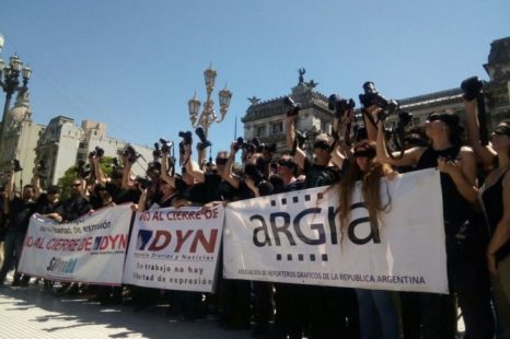 Trabajadores de prensa repudiaron el cierre de la agencia DYN