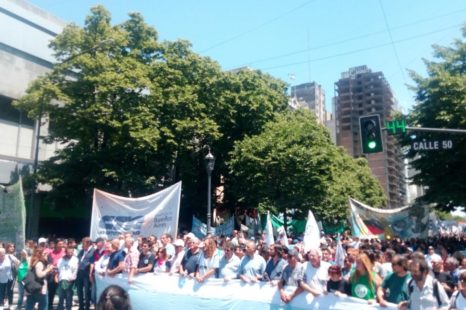 Masiva movilización contra el ajuste en La Plata