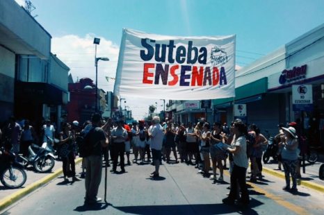 Docentes marcharon en Ensenada contra el ajuste del gobierno en educación