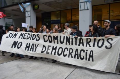 Burla a los medios comunitarios: El gobierno derogó llamados a concurso del Fondo de Fomento