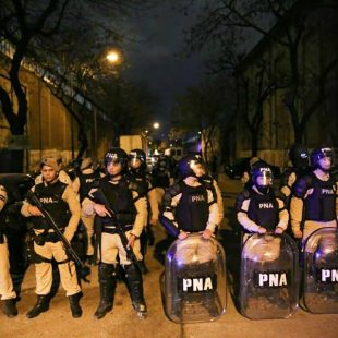 Efectivos de la Prefectura irrumpieron ayer en la villa 21-24 de Barracas.