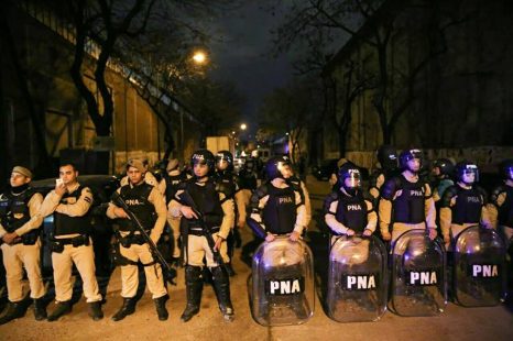 Efectivos de la Prefectura irrumpieron ayer en la villa 21-24 de Barracas.
