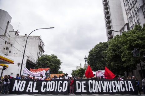 Masiva marcha contra el Código de Convivencia que impulsa Cambiemos