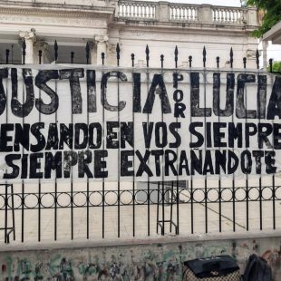 Familiares de Lucía Pérez reclamaron frente a las puertas de Tribunales