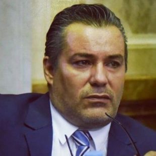 No es solo «un beso a una teta»