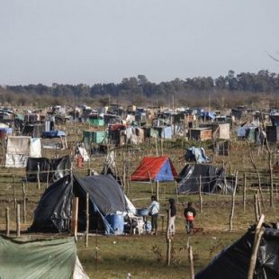 «El Estado no te da la posibilidad para poder acceder aunque sea a una tierrita»