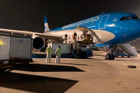 Llegó al país el vuelo con las vacunas desde China