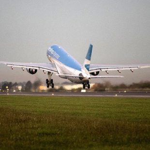Despegó el cuarto vuelo de Aerolíneas Argentinas en busca de vacunas