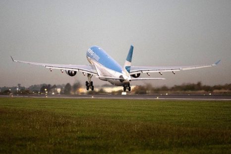 Despegó el cuarto vuelo de Aerolíneas Argentinas en busca de vacunas