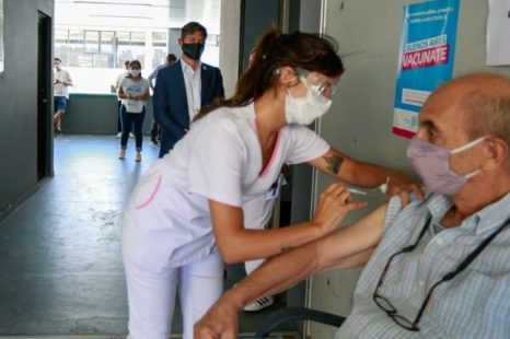 Axel Kicillof visitó el Estadio Único por el operativo de vacunación