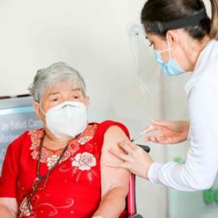 Ya comenzó la vacunacion para docentes y mayores de 70 años