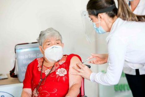 Ya comenzó la vacunacion para docentes y mayores de 70 años