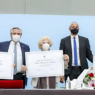 Se hizo entrega de los premios a las Madres, Abuelas y familiares de desaparecidos