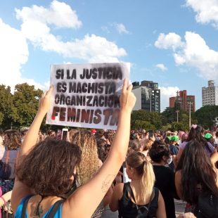 Los feminismos movilizaron en La Plata en contra de los femicidios y la justicia patriarcal