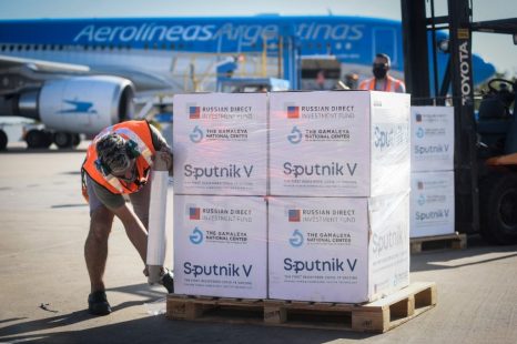 Llegaron 300.000 dosis de la vacuna Sputnik V