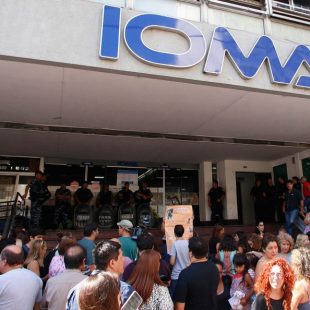 Acompañantes terapéuticas y cuidadoras gerontológicas protestaron en IOMA
