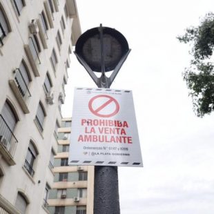 El municipio colocó carteles que «prohíben la venta ambulante»