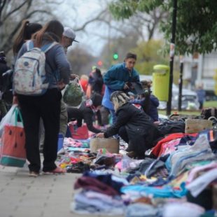 La municipalidad contra feriantes y vendedores ambulantes de Plaza Italia