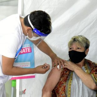 Comenzó la vacunación en el polideportivo de Los Hornos