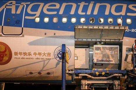 Parte otro vuelo rumbo a China en busca de 1 millón de dosis Sinopharm