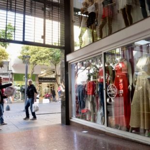 Reducen los horarios en centros comerciales platenses