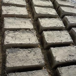 Yanina Lamberti presentó un proyecto para habilitar la construcción de viviendas con «tierra cruda»