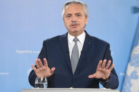 El presidente denunció a Javier Milei por sus dichos contra el peso