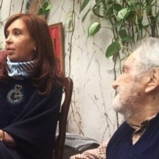 El encuentro de Osvaldo Bayer con Cristina Kirchner, Teresa Parodi y más, retratado en un nuevo libro
