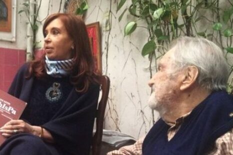El encuentro de Osvaldo Bayer con Cristina Kirchner, Teresa Parodi y más, retratado en un nuevo libro