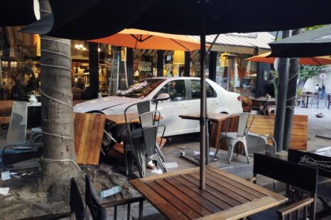 Varios heridos por un accidente automovilístico sobre los comercios que ocupan las veredas de la ciudad