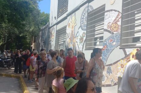 Crecen las filas en los vacunatorios de la ciudad