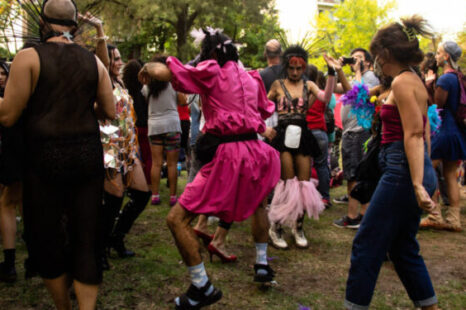Este sábado se hará el Gran Carnaval Travesti en plaza “La Moma”