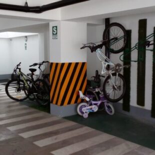 Buscan que las cocheras y estacionamientos permitan la estadía de bicicletas