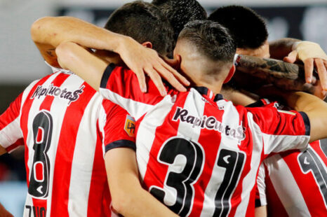 Estudiantes recibe a Bragantino buscando quedar puntero en el grupo